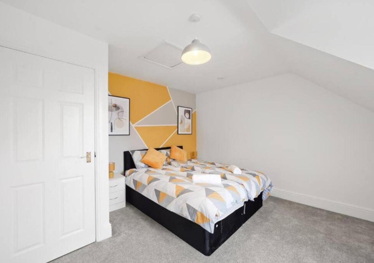 Stylish 4-Bedroom Apartment With Scenic Garden Views, Free Wifi & Parking - Perfectly Located Near Lincoln University エクステリア 写真